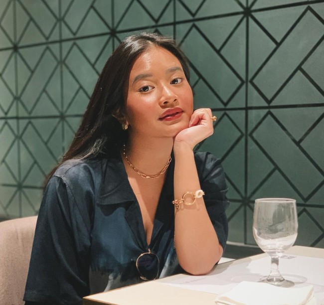 Sebelumnya Siti Adira Kania juga sempat memperlihatkan momen ketika dirinya berhasil melewati sidang skripsi. Saat sidang, Siti Adira tampak ditemani Ikke Nurjanah dan juga sang nenek. Foto: Instagram/@adirakania