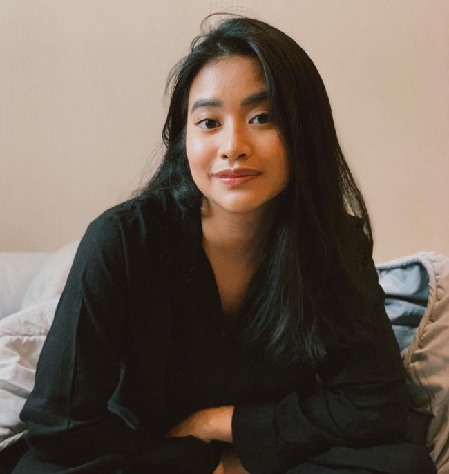 Dua perempuan terpenting dalam hidupku, yang dengan sabar menunggu di luar kamar, ketika aku menyelesaikan presentasi tesis ku, ucap Siti Adira Kania dalam unggahannya pada 8 Agustus 2021. Tidak cukup aku mengucapkan terima kasih kepada keduanya untuk semua yang telah mereka lakukan dan korbankan untukku. Untuk Mamah, kita mungkin tidak selalu saling berhadapan dalam segala hal, dan hubungan kami juga kadang cukup rumit. Tapi, ketahuilah bahwa aku sangat mencintaimu dan semua pencapaianku akan selalu kupersembahkan untukmu dan Bapak, tulis Siti Adira di unggahannya. Foto: Instagram/@adirakania