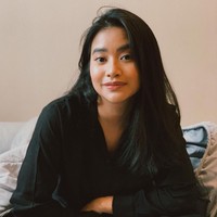 Dua perempuan terpenting dalam hidupku, yang dengan sabar menunggu di luar kamar, ketika aku menyelesaikan presentasi tesis ku, ucap Siti Adira Kania dalam unggahannya pada 8 Agustus 2021. Tidak cukup aku mengucapkan terima kasih kepada keduanya untuk semua yang telah mereka lakukan dan korbankan untukku. Untuk Mamah, kita mungkin tidak selalu saling berhadapan dalam segala hal, dan hubungan kami juga kadang cukup rumit. Tapi, ketahuilah bahwa aku sangat mencintaimu dan semua pencapaianku akan selalu kupersembahkan untukmu dan Bapak, tulis Siti Adira di unggahannya. Foto: Instagram/@adirakania