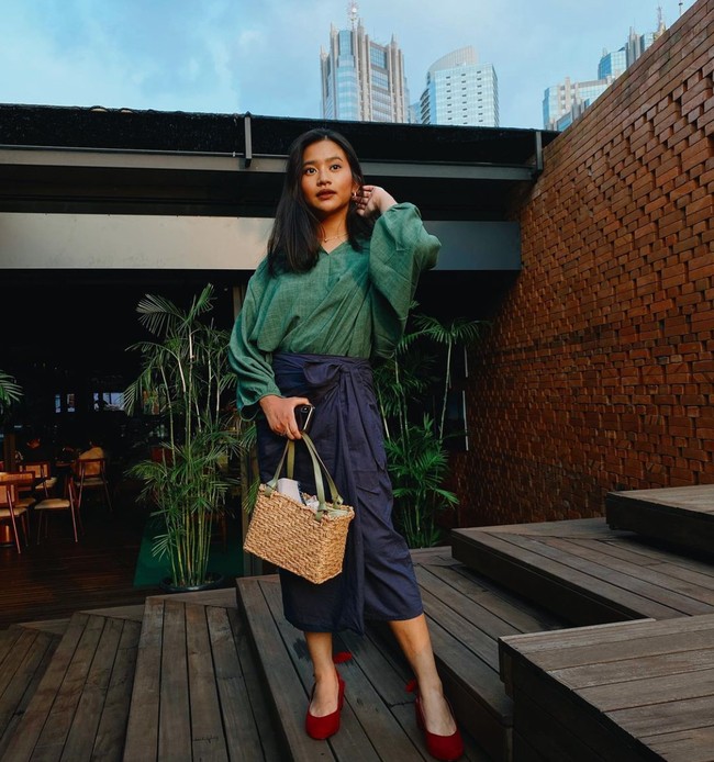 Siti Adira Kania sendiri merupakan anak Ikke Nurjanah bersama mantan suaminya, Aldi Bragi. Walaupun tak banyak tersorot media, namun Siti Adira cukup aktif di Instagram. Dia terlihat sering mengunggah foto-foto dirinya. Foto: Instagram/@adirakania