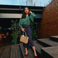 Siti Adira Kania sendiri merupakan anak Ikke Nurjanah bersama mantan suaminya, Aldi Bragi. Walaupun tak banyak tersorot media, namun Siti Adira cukup aktif di Instagram. Dia terlihat sering mengunggah foto-foto dirinya. Foto: Instagram/@adirakania