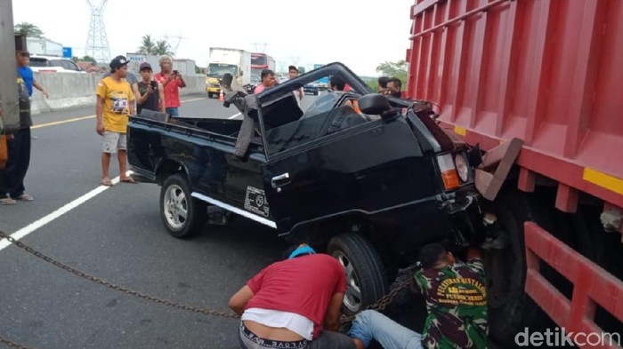 Tabrakan antara pikap dan truk di Tol Pemalang-Batang, Minggu (19/9/2021) pukul 10.00 WIB
