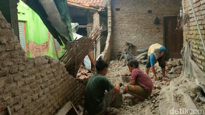 Tembok rumah warga Pedukuhan Gedeg, Brebes yang rusak diterjang angin kencang, Minggu (19/9/2021).