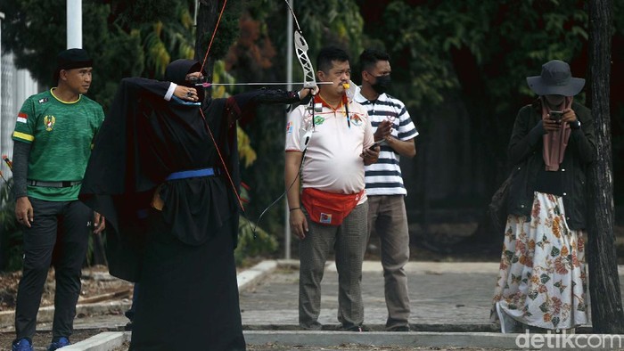 Warga berolahraga untuk meningkatkan imun tubuh di masa pandemi Covid-19. Salah satunya dengan berlatih memanah.
