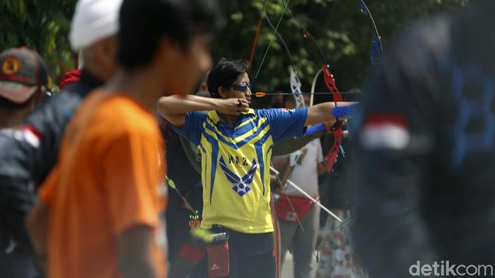 Warga berolahraga untuk meningkatkan imun tubuh di masa pandemi Covid-19. Salah satunya dengan berlatih memanah.