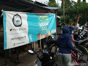 Warung Cipto Gaul, Tempat Makan Emperan Toko yang Legendaris di Pacitan