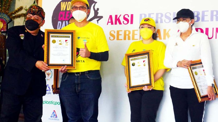 World Cleanup Day 2021, Ajak Pilah Sampah dari Rumah Aksi bersih-bersih serentak di dunia (World Cleanup Day) kembali di Jakarta, Sabtu (18/9). Kegiatan ini bertema Gerakan Nasional Pilah Sampah dari Rumah.