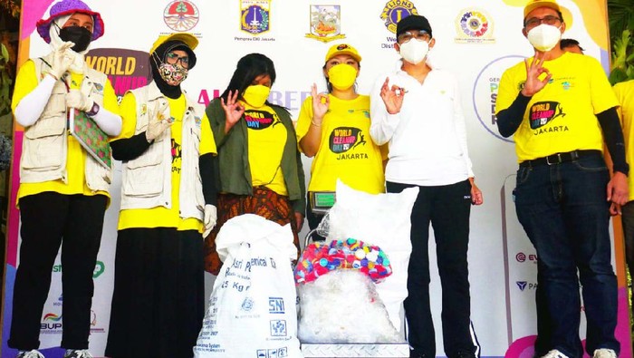 World Cleanup Day 2021, Ajak Pilah Sampah dari Rumah Aksi bersih-bersih serentak di dunia (World Cleanup Day) kembali di Jakarta, Sabtu (18/9). Kegiatan ini bertema Gerakan Nasional Pilah Sampah dari Rumah.