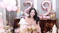 Rayakan ulang tahun ke-29, Wendy Yu mendapat banyak ucapan dan kejutan manis. Ia mendapat kue bertingkat dan cupcake warna pink yang begitu manis.