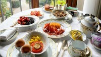 Liburan ke Florence, Italia, perempuan yang hobi berkuda ini menikmat menu sarapan super lengkap. Ia menulis Casual breakfast di keterangan foto. Tampak ada telur, buah berry, hingga lembaran daging di atas meja.