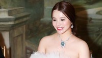 Begini nih kecantikan Wendy Yu saat menikmati jamuan makan mewah di New York. Penampilannya makin sempurna dengan gaun cantik berwarna putih.
