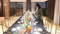 Menyambut rekan bisnis penting, Wendy Yu tak segan terjun langsung menyiapkan meja makan dengan dekorasi yang cantik. Saat itu ia memanfaatkan ruang privat di hotel mewah di Beijing.