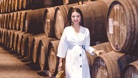 Pengusaha sukses asal China ini pernah berkunjung ke tempat produksi wine terkenal di Portugal. Wendy Yu terlihat begitu menikmati momennya ini.