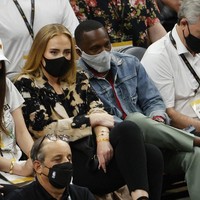 Adele dan Rich Paul pertamakali tampil mesra sebagai pasangan kekasih saat nonton final NBA antara Milwaukee Bucks dan Phoenix Suns di Footprint Center, Phoenix, Arizona, Amerika Serikat, Juli 2021. Foto: RONALD MARTINEZ / GETTY IMAGES NORTH AMERICA / Getty Images via AFP