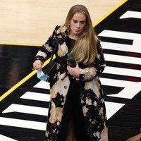 Adele yang memukau dengan tubuh langsingnya resmi bercerai dengan Simon Konecki pada Maret 2021. Dari pernikahan tersebut, pelantun Someone Like You itu memiliki seorang putra yang kini berusia sembilan tahun. Foto: RONALD MARTINEZ / GETTY IMAGES NORTH AMERICA / Getty Images via AFP