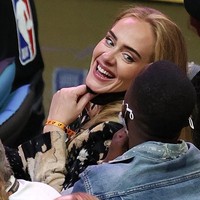 Jalinan asmara Adele dan Rich Paul ditegaskan oleh komentator ESPN Brian Windhorst di podcast-nya. “Rich Paul mengajak pacar barunya ke pertandingan dan duduk di sebelah LeBron. Pacarnya adalah Adele. Rich Paul hadir bersama Adele,” ungkap Brian seperti dikutip PageSix. Foto: RONALD MARTINEZ / GETTY IMAGES NORTH AMERICA / Getty Images via AFP