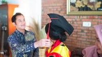 Momen Aldi Bragi memindahkan tali toga Siti Adira Kania. Foto: Instagram Adira