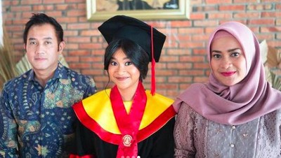 Foto Kebahagiaan Anak Aldi Bragi-Ikke Nurjanah Raih IPK Tertinggi FHUI