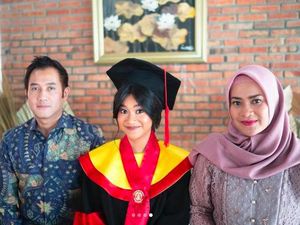 Foto Kebahagiaan Anak Aldi Bragi-Ikke Nurjanah Raih IPK Tertinggi FHUI