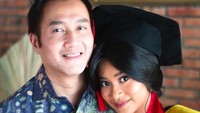 Wajah kebahagiaan Siti Adira Kania wisuda didampingi Aldi Bragi. Foto: Instagram Adira