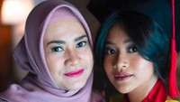 Ikke Nurjanah juga tersenyum bahagia. Foto: Instagram Adira