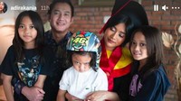 Momen Siti Adira Kania berpose dengan adik-adiknya. Foto: Instagram Adira