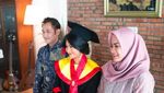 Foto Kebahagiaan Anak Aldi Bragi-Ikke Nurjanah Raih IPK Tertinggi FHUI