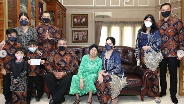 Hj. Sunarti Sri Hadiyah binti Danu Sunarto (Ibu Ageng Sarwo Edhie Wibowo)