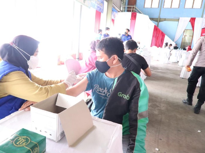 Alumni Akpol 1997 Polda Banten gelar vaksinasi massal