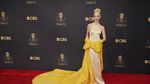 Anya Taylor-Joy Paling Menawan di Emmy Awards 2021