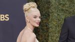 Anya Taylor-Joy Paling Menawan di Emmy Awards 2021