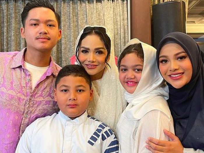 4 bulanan Aurel Hermansyah