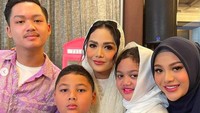 Ada Krisdayanti dan kedua anaknya dari Raul Lemos turut hadir. Foto: Instagram