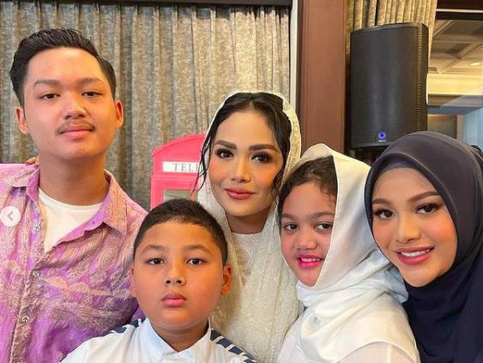 4 bulanan Aurel Hermansyah