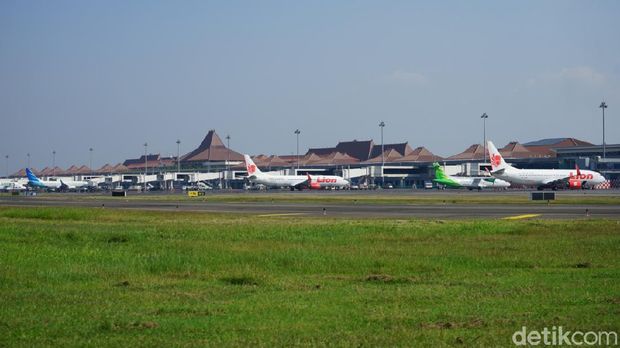 Bandara Juanda Ada pembatasan pintu kedatangan dalam perjalanan internasional. Untuk Jalur udara, pintu kedatangan yang dibuka hanya Bandara Soekarno Hatta dan Sam Ratulangi Manado.