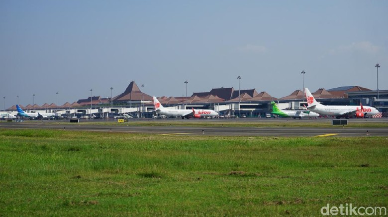 Bandara Juanda Ada pembatasan pintu kedatangan dalam perjalanan internasional. Untuk Jalur udara, pintu kedatangan yang dibuka hanya Bandara Soekarno Hatta dan Sam Ratulangi Manado.