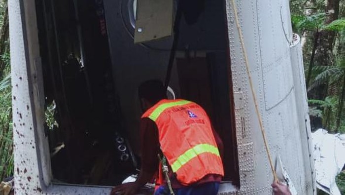 Bangkai pesawat perintis milik Rimbun Air yang jatuh di Sugapa, Intan Jaya, ditemukan tim SAR gabungan dan warga
