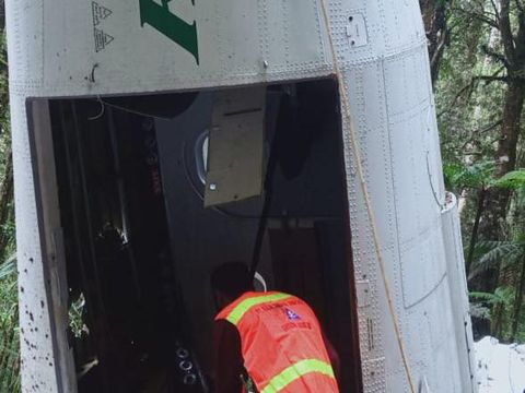 Bangkai pesawat perintis milik Rimbun Air yang jatuh di Sugapa, Intan Jaya, ditemukan tim SAR gabungan dan warga