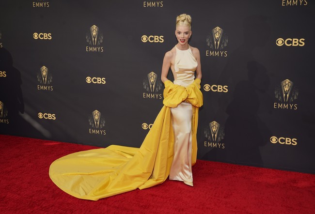 Bintang ‘The Queen’s Gambit’ Anya Taylor-Joy mendapat nominasi Emmy pertamanya tahun ini. Di ajang penghargaan tertinggi bagi insan TV Hollywood itu, ia lantas memastikan penampilannya memukau dengan look Hollywood klasik dalam balutan gaun bernuansa kuning dari Dior Haute Couture yang dibungkus coat opera senada. (Foto: Chris Pizzello/Invision/AP/Chris Pizzello)