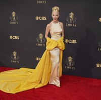 Bintang ‘The Queen’s Gambit’ Anya Taylor-Joy mendapat nominasi Emmy pertamanya tahun ini. Di ajang penghargaan tertinggi bagi insan TV Hollywood itu, ia lantas memastikan penampilannya memukau dengan look Hollywood klasik dalam balutan gaun bernuansa kuning dari Dior Haute Couture yang dibungkus coat opera senada. (Foto: Chris Pizzello/Invision/AP/Chris Pizzello)