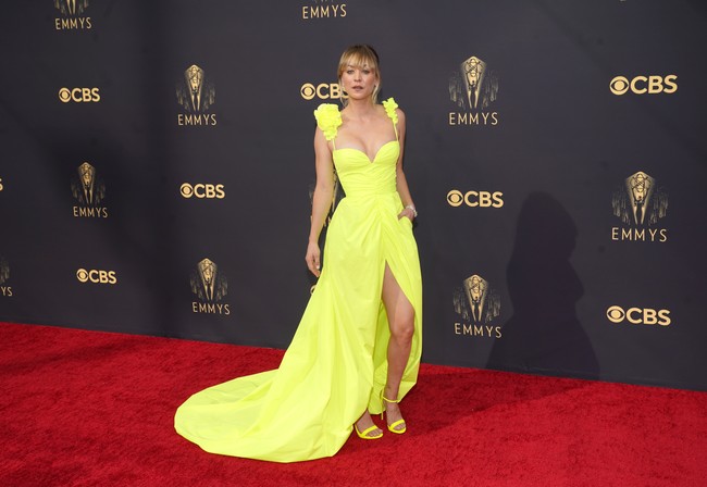 Aktris Kaley Cuoco langsung menjadi pusat atensi saat melangkahkan kakinya di Emmy Awards 2021 dalam balutan gaun kuning neon Vera Wang. (Foto: Chris Pizzello/Invision/AP/Chris Pizzello)
