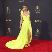 Aktris Kaley Cuoco langsung menjadi pusat atensi saat melangkahkan kakinya di Emmy Awards 2021 dalam balutan gaun kuning neon Vera Wang. (Foto: Chris Pizzello/Invision/AP/Chris Pizzello)