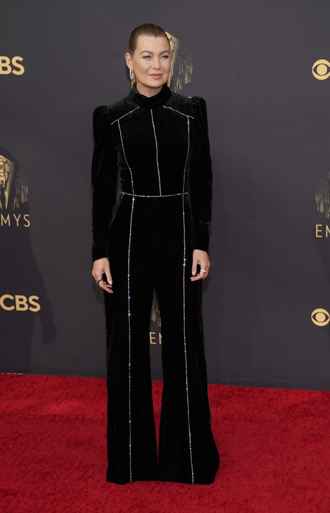 Di tengah dominasi gaun, aktris Ellen Pompeo mengandalkan busana berpotongan jumpsuit karya Elie Saab. Material velvet berikut detail kristal membuat gayanya tetap terasa glamor. (Foto: Chris Pizzello/Invision/AP/Chris Pizzello)