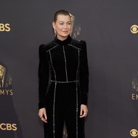 Di tengah dominasi gaun, aktris Ellen Pompeo mengandalkan busana berpotongan jumpsuit karya Elie Saab. Material velvet berikut detail kristal membuat gayanya tetap terasa glamor. (Foto: Chris Pizzello/Invision/AP/Chris Pizzello)