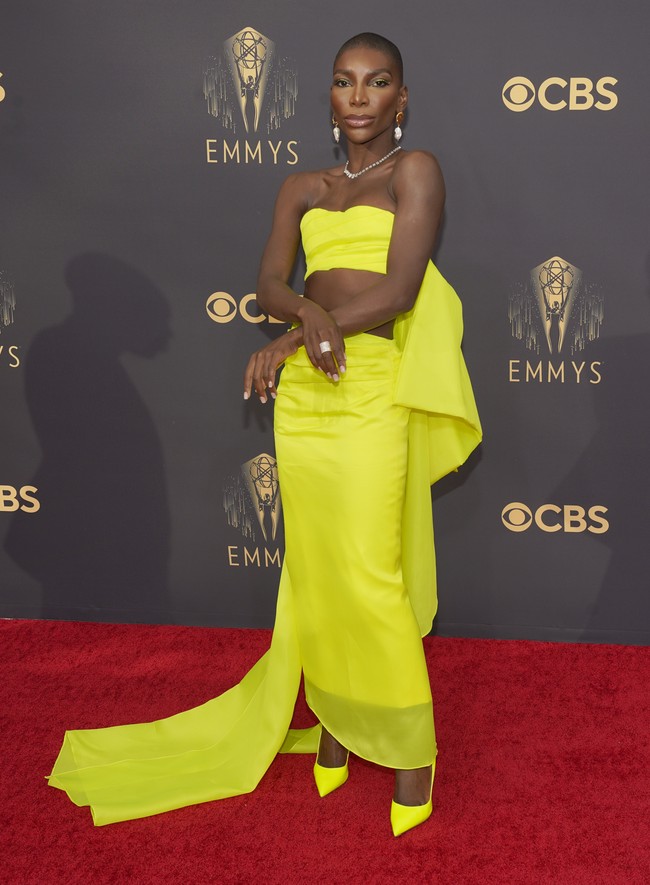 Gaun hijau neon karya Christopher John Rogers menjadi andalan bintang ‘I May Destroy You’ Michaela Coel. Warna gaun yang kontras dengan kulit gelapnya sukses menjadikannya pusat atensi. (Foto: Chris Pizzello/Invision/AP/Chris Pizzello)