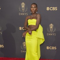 Gaun hijau neon karya Christopher John Rogers menjadi andalan bintang ‘I May Destroy You’ Michaela Coel. Warna gaun yang kontras dengan kulit gelapnya sukses menjadikannya pusat atensi. (Foto: Chris Pizzello/Invision/AP/Chris Pizzello)