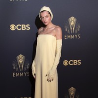 Bagi aktris Emma Corrin, less is more. pemeran Putri Diana di serial Netflix ‘The Crown’ itu mengenakan gaun lurus sederhana Miu Miu yang dipadu dengan hiasan kepala seperti topi renang dan kuku panjang. (Foto: Chris Pizzello/Invision/AP/Chris Pizzello)