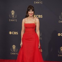 Mandy Moore memesona dengan gaun merah Carolina Herrera yang dihiasi ruffle pada bagian rok. Tidak ketinggalan perhiasan Fernando Jorge. (Foto: Chris Pizzello/Invision/AP/Chris Pizzello)