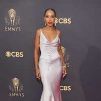 Aura seksi Kerry Washington sukses terpancar dalam balutan slip dress Etro dengan bodice bergaya korset dan garis leher rendah. (Foto: Chris Pizzello/Invision/AP/Chris Pizzello)