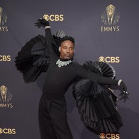 Bukan Billy Porter namanya jika tidak membawa drama ke karpet merah. Untuk Emmy Awards 2021, aktor ‘Pose’ itu mengandalkan busana serba hitam dari Ashi Studio. Atasan lengan panjangnya dilengkapi semacam sayap berbentuk kipas, berikut statement necklace dari Lorraine Schwartz. (Foto: Chris Pizzello/Invision/AP/Chris Pizzello)
